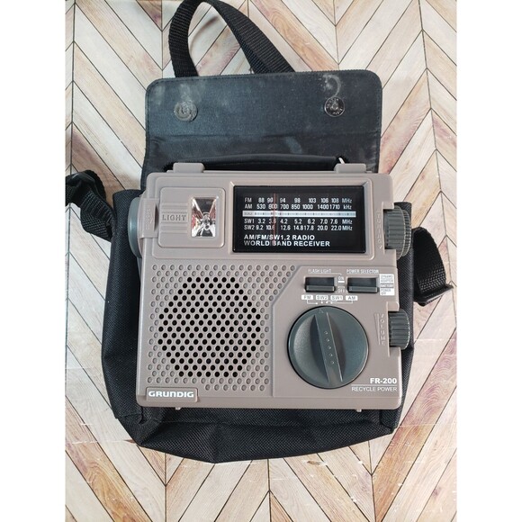 Grundig FR-200 Emergency World Band Radio AM/FM Hand Crank w/ Soft Case - Picture 1 of 12
